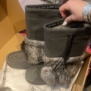 Brand New Never Worn Manitoba Mukluks size 5 (fits 6)